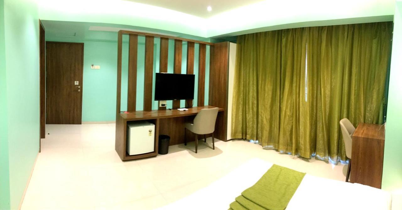 Hotel Seven Oaks Navi Mumbai Exterior foto